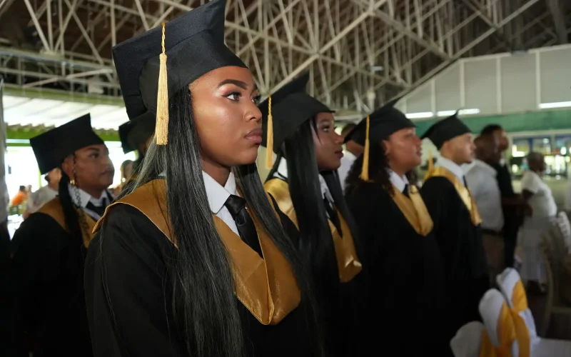 50-trabajadores-bananeros-y-familiares-celebran-su-graduacion-gracias-al-convenio-con-el-itea